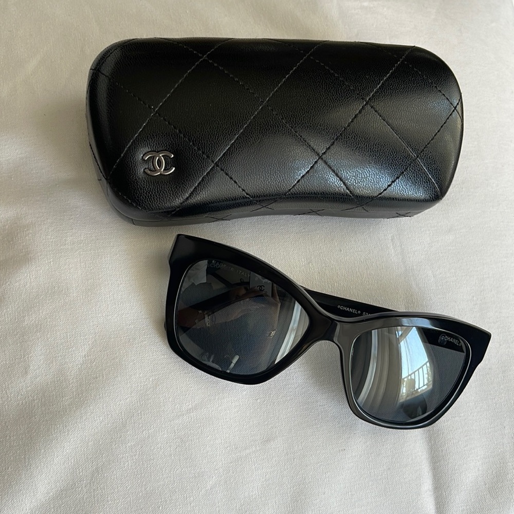 CHANEL Black sunglasses